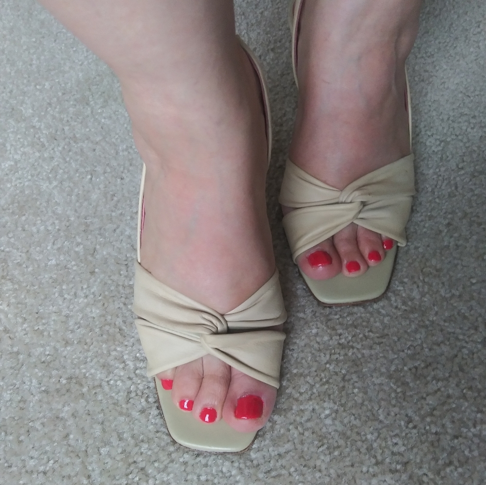 Tahari Sling back sandal💥💥💥💥💥